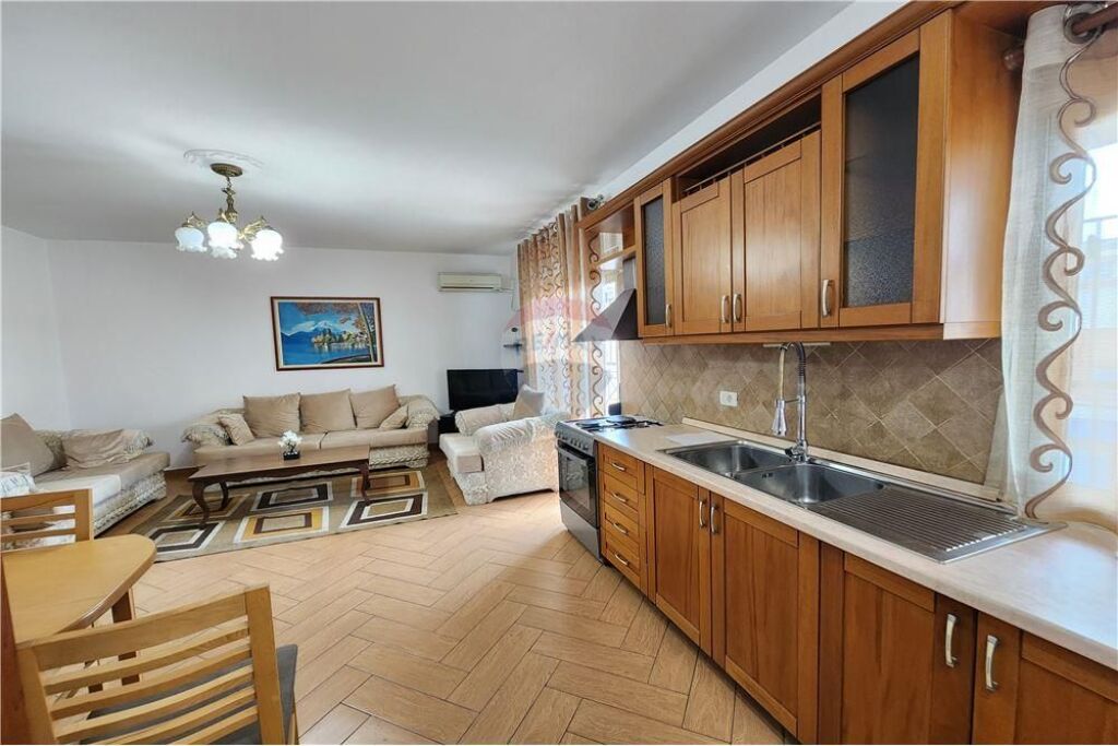 Apartament 2+1 per qira te Selvia