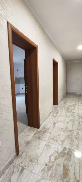 650m2 - Jepet me Qera Ambient për Zyra