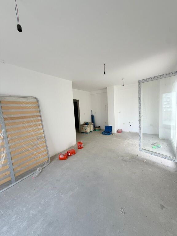 APARTAMENT 2+1 ME VERANDE PER SHITJE PRANE KIKA 2