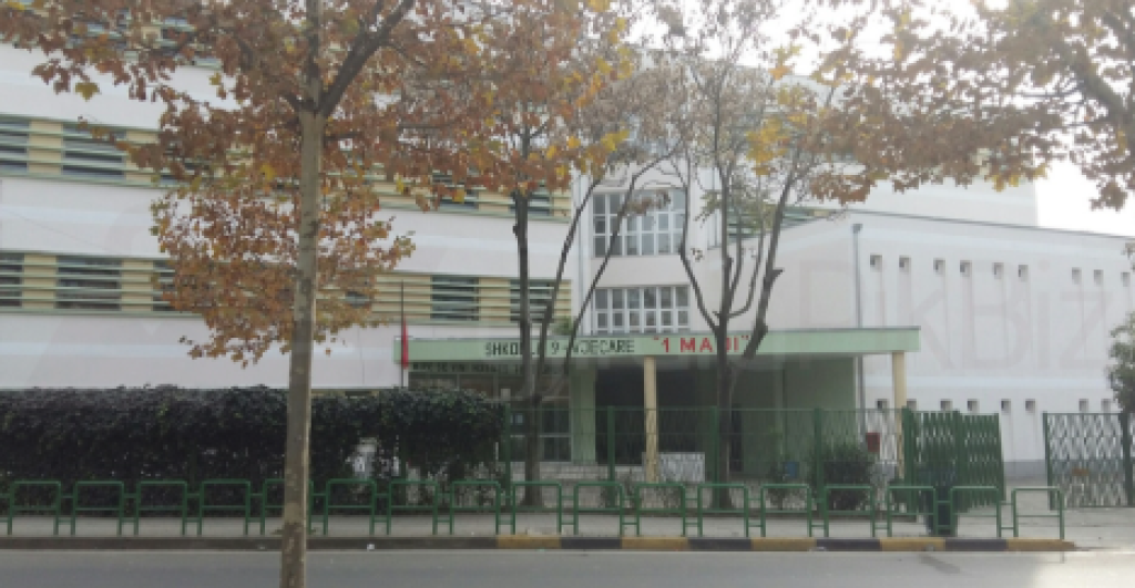 Shitet apartament 2+1 Prane shkolles 1 maji  74m2