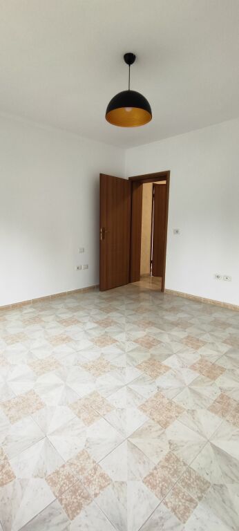 650m2 - Jepet me Qera Ambient për Zyra