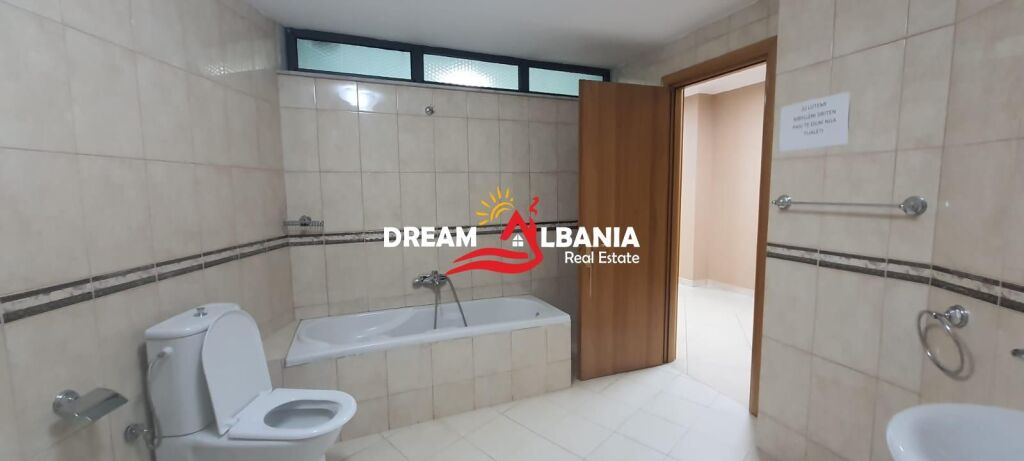 Locale commerciale in affitto in Via Kavajes vicino al Centro (ID 42611534)