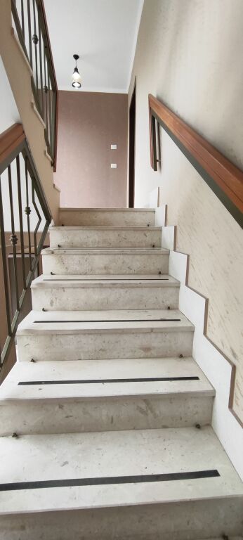 650m2 - Jepet me Qera Ambient për Zyra