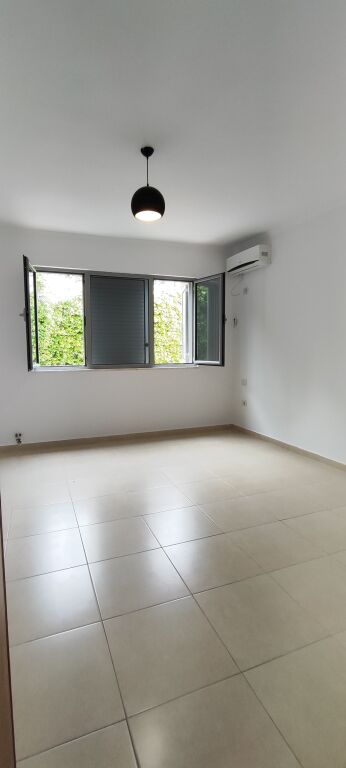 650m2 - Jepet me Qera Ambient për Zyra