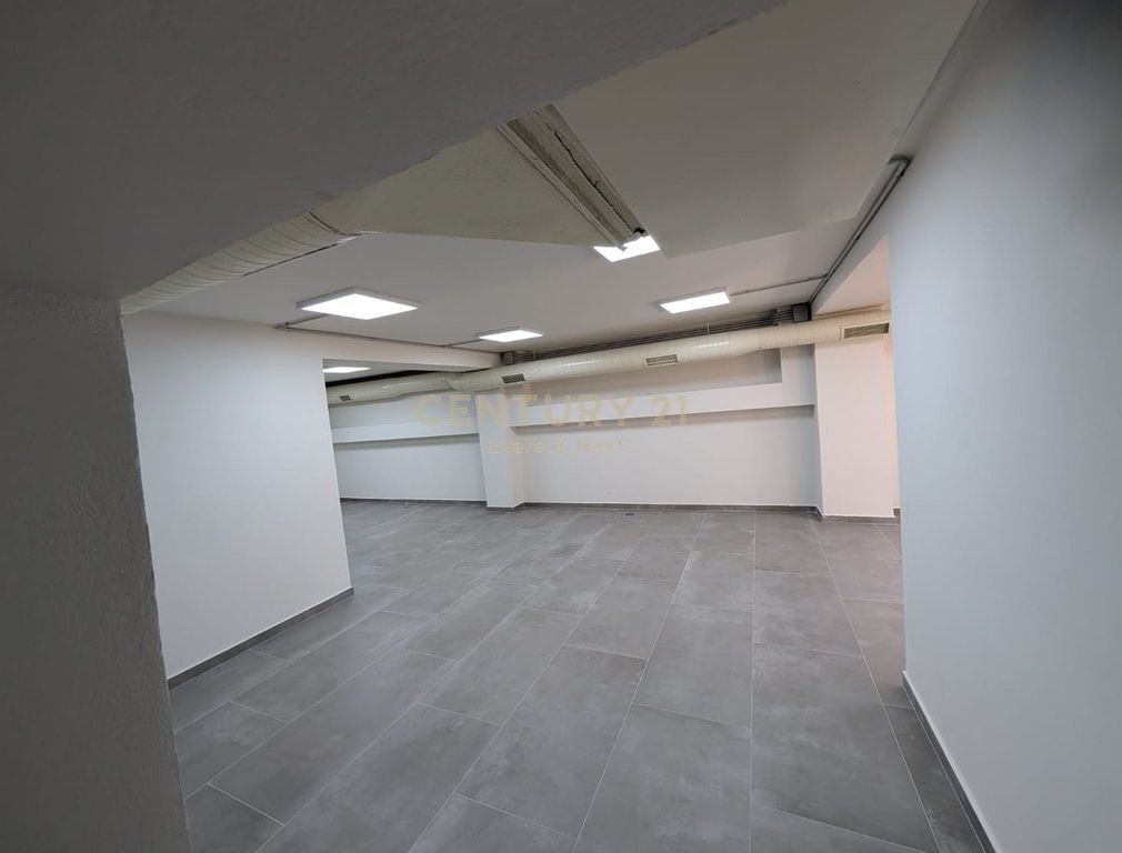 LOCALE COMMERCIALE IN VENDITA VICINO ALLA SCUOLA “VASIL SHANTO” 450,000 €