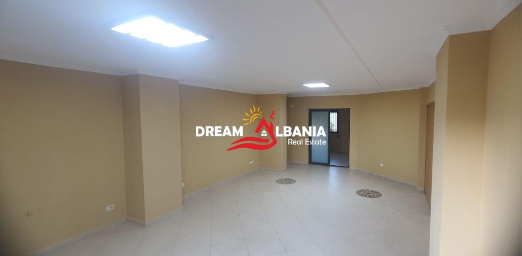 Locale commerciale in affitto in Via Kavajes vicino al Centro (ID 42611534)