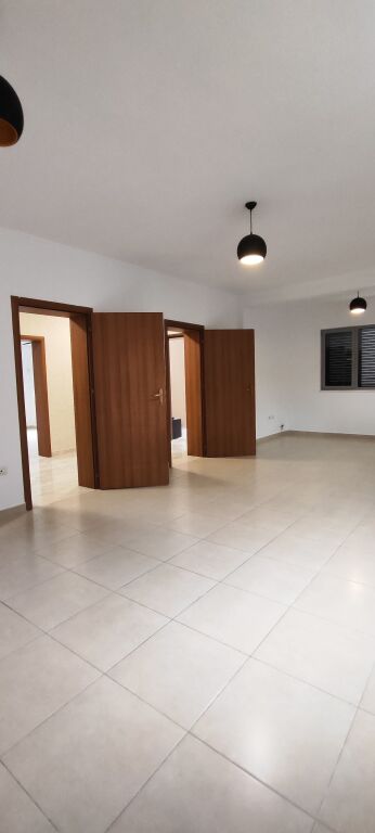 650m2 - Jepet me Qera Ambient për Zyra