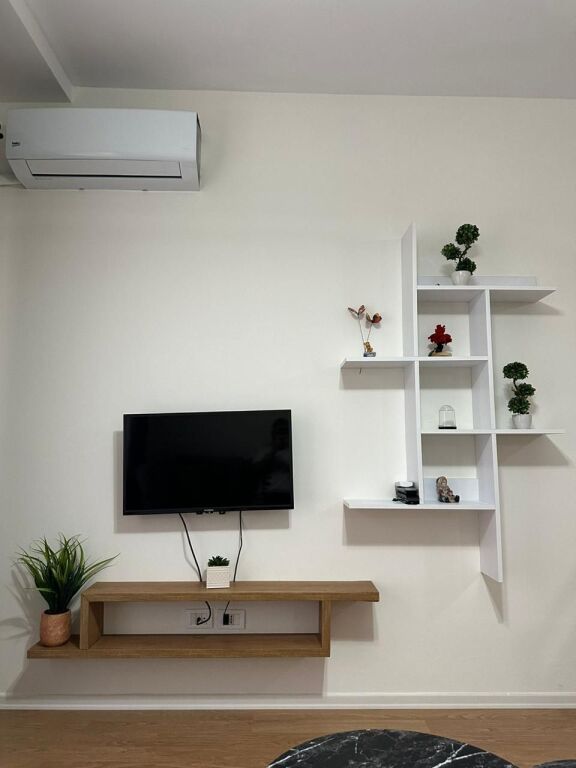 🏢Perballe Martenitetit te Ri “Koco Glozheni”,jepet me qera apartament 1+1,i mobiluar. 50,000 Leke