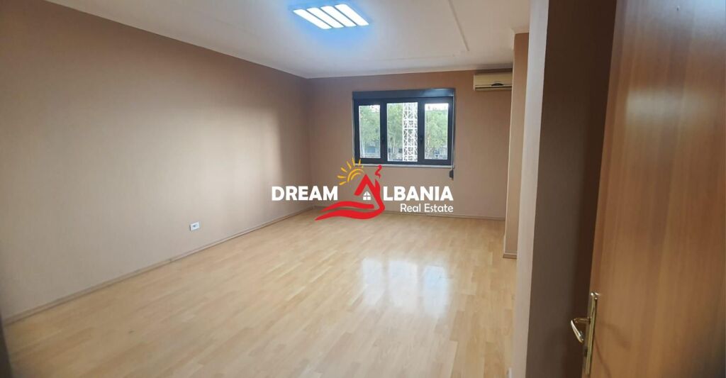 Locale commerciale in affitto in Via Kavajes vicino al Centro (ID 42611534)