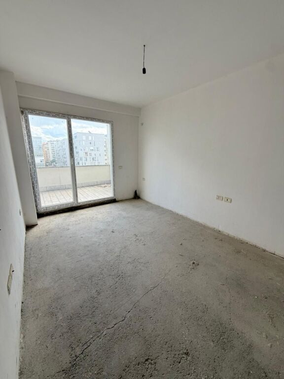 APARTAMENT 2+1 ME VERANDE PER SHITJE PRANE KIKA 2