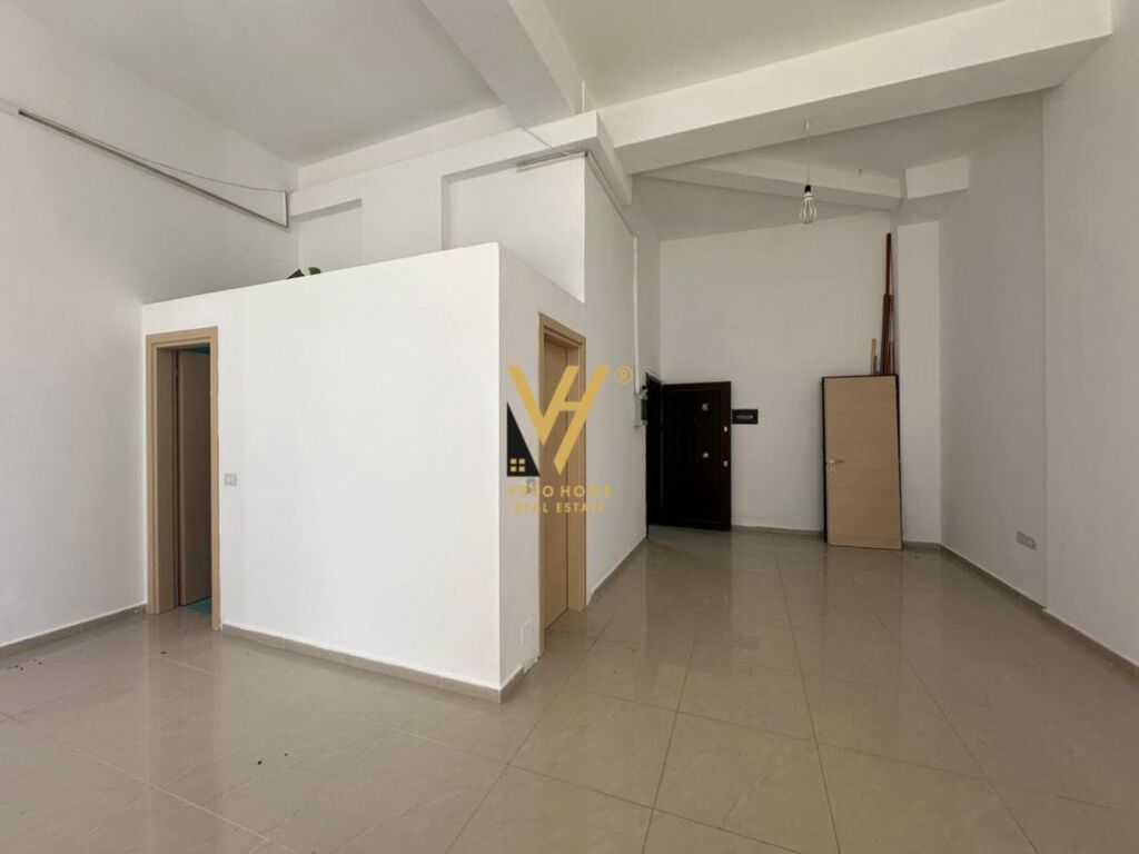BUSINESS PREMISES 54 M2 FOR RENT IN ASTIR 50,000 LEKE