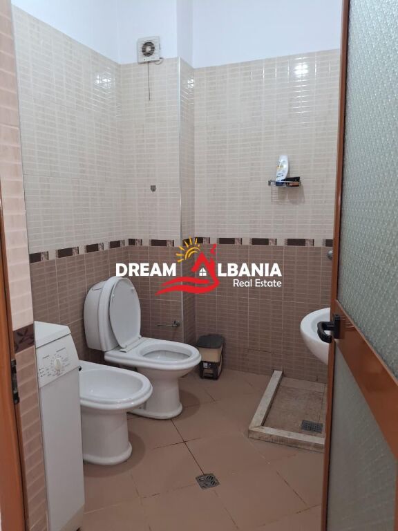 Jepet apartament 1+1 me qera ne zonen e Kombinatit prane Pallateve Derveni (ID 42111571)