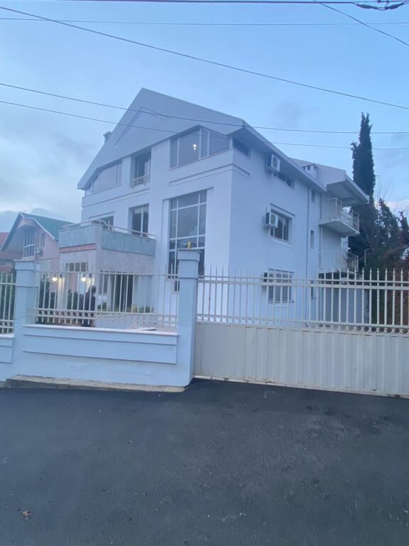 650m2 - Jepet me Qera Ambient për Zyra