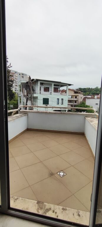650m2 - Jepet me Qera Ambient për Zyra