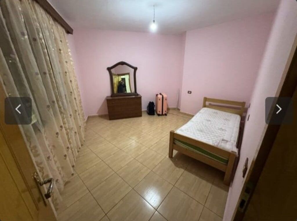 🏠Ne zonen e Varrit te Bamit,jepet me qera kati i II-te i nje vile,2+1,i mobiluar.50,000Leke