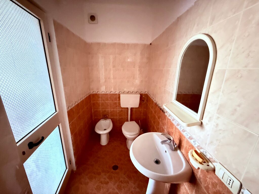 Shes apartamentin tek plazhi iliria