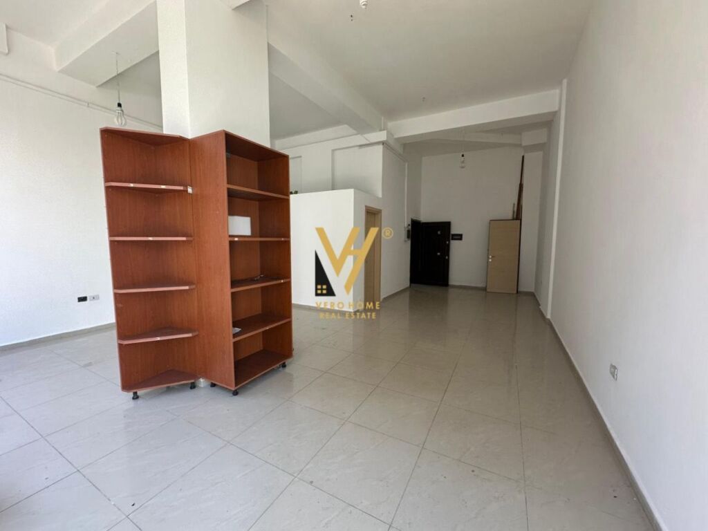 BUSINESS PREMISES 54 M2 FOR RENT IN ASTIR 50,000 LEKE
