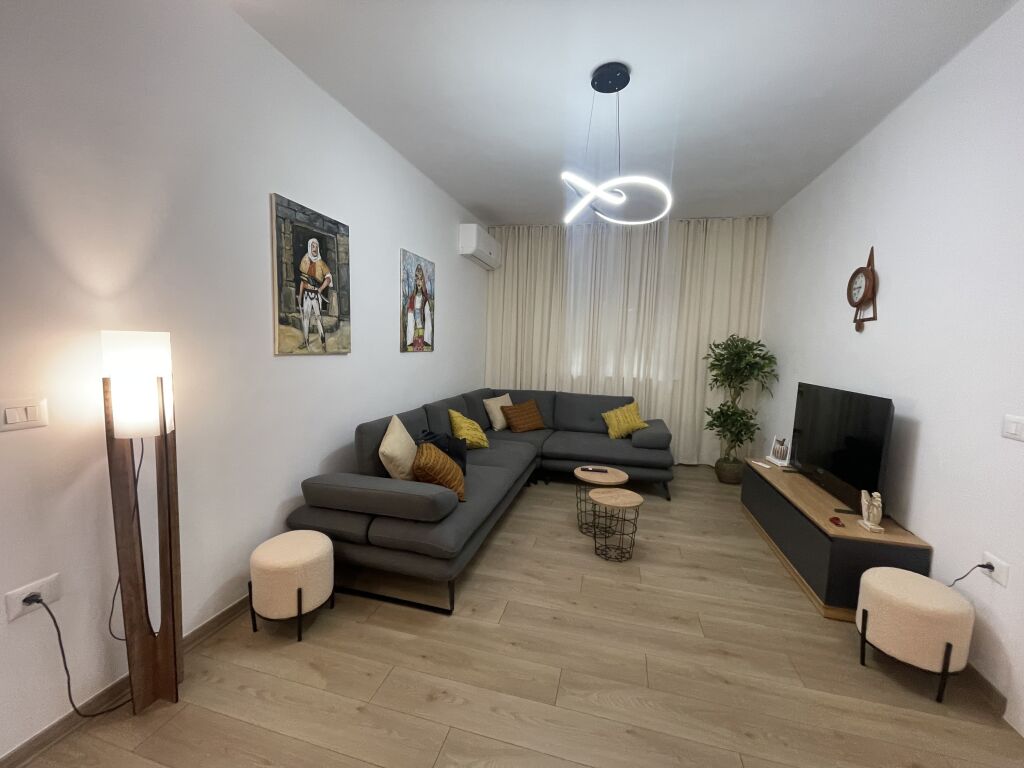 Rent, 2+1 Apartment Durres Street, Tirana 850 €