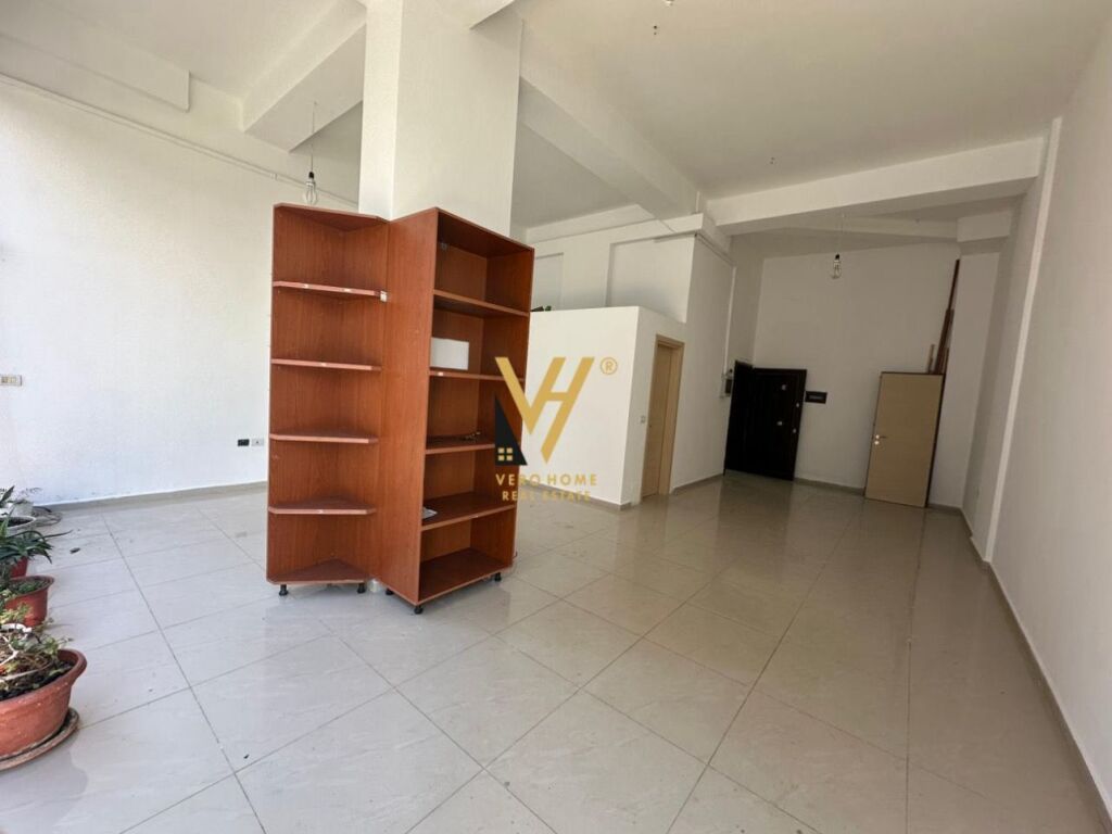 BUSINESS PREMISES 54 M2 FOR RENT IN ASTIR 50,000 LEKE