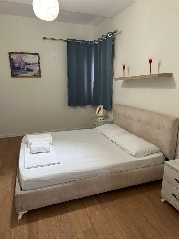 🏢Perballe Martenitetit te Ri “Koco Glozheni”,jepet me qera apartament 1+1,i mobiluar. 50,000 Leke