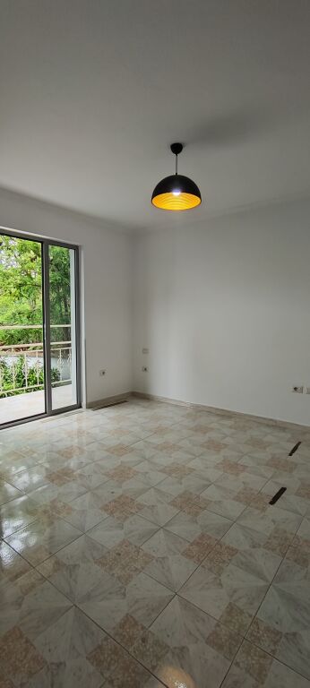 650m2 - Jepet me Qera Ambient për Zyra