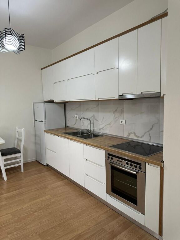 🏢Perballe Martenitetit te Ri “Koco Glozheni”,jepet me qera apartament 1+1,i mobiluar. 50,000 Leke