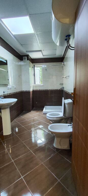 650m2 - Jepet me Qera Ambient për Zyra