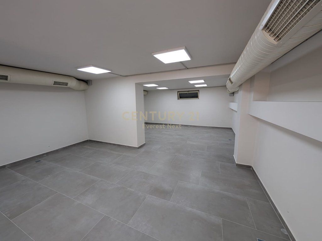 LOCALE COMMERCIALE IN VENDITA VICINO ALLA SCUOLA “VASIL SHANTO” 450,000 €