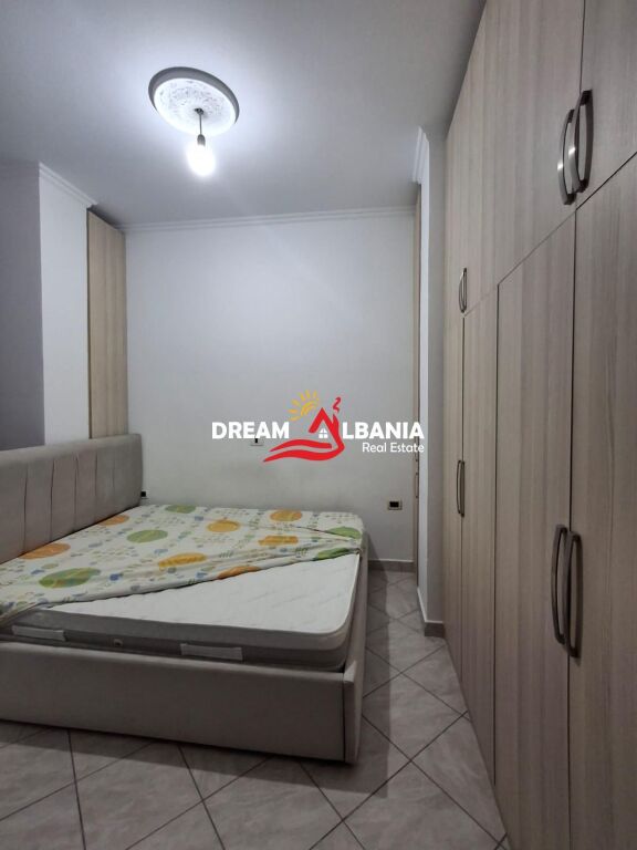 Jepet apartament 1+1 me qera ne zonen e Kombinatit prane Pallateve Derveni (ID 42111571)
