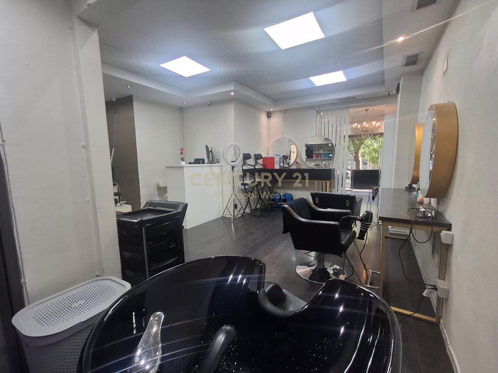 IN VENDITA ATTIVITÀ “Nails, Hair &amp; Make Up Beauty Salon” presso la Scuola di Balletto!