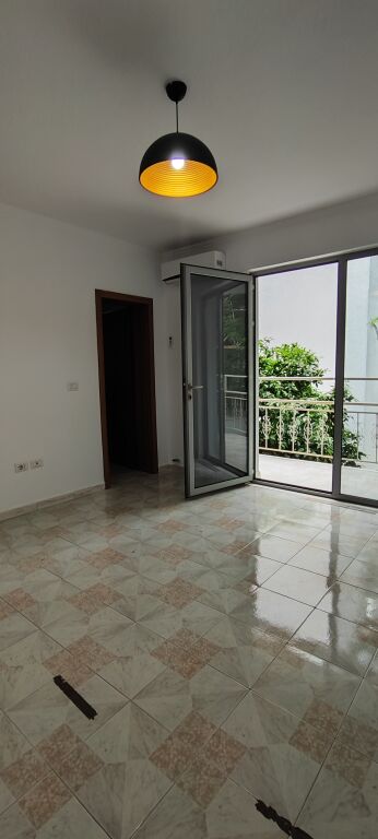 650m2 - Jepet me Qera Ambient për Zyra