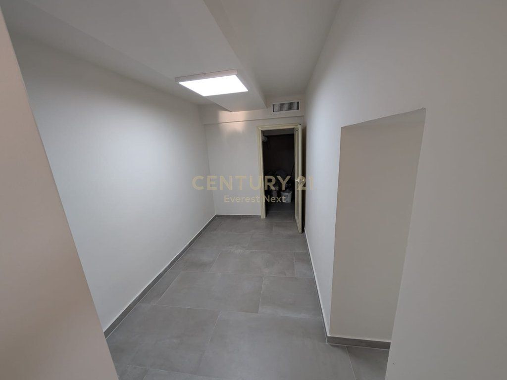 LOCALE COMMERCIALE IN VENDITA VICINO ALLA SCUOLA “VASIL SHANTO” 450,000 €