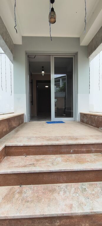 650m2 - Jepet me Qera Ambient për Zyra