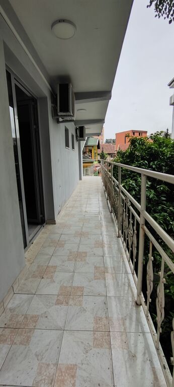 650m2 - Jepet me Qera Ambient për Zyra