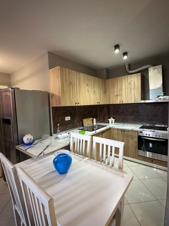 Apartament -Per qera