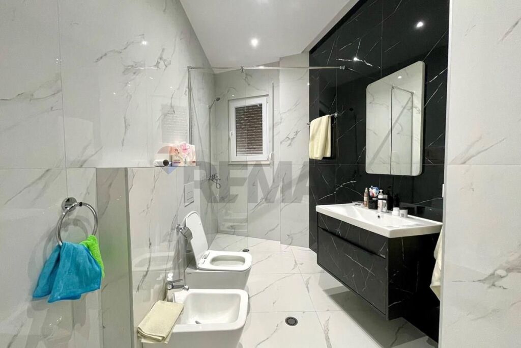 Modern apartment near the Zoo!
