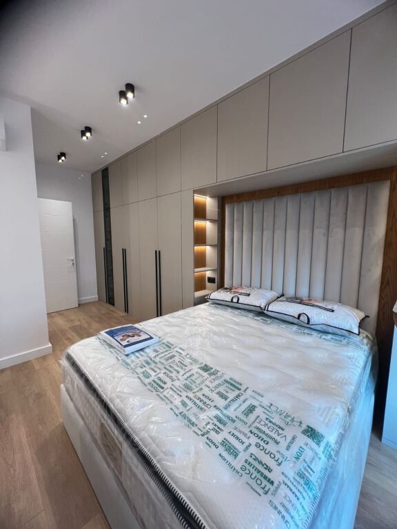 Jepet Apartament me qera  Porcelan
