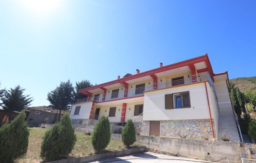 🏕️Two-story villa for sale 3 km at the entrance of Pogradec. 🔥Excellent villa also for various businesses (Guesthouse, AirBnb, hotel, etc.).