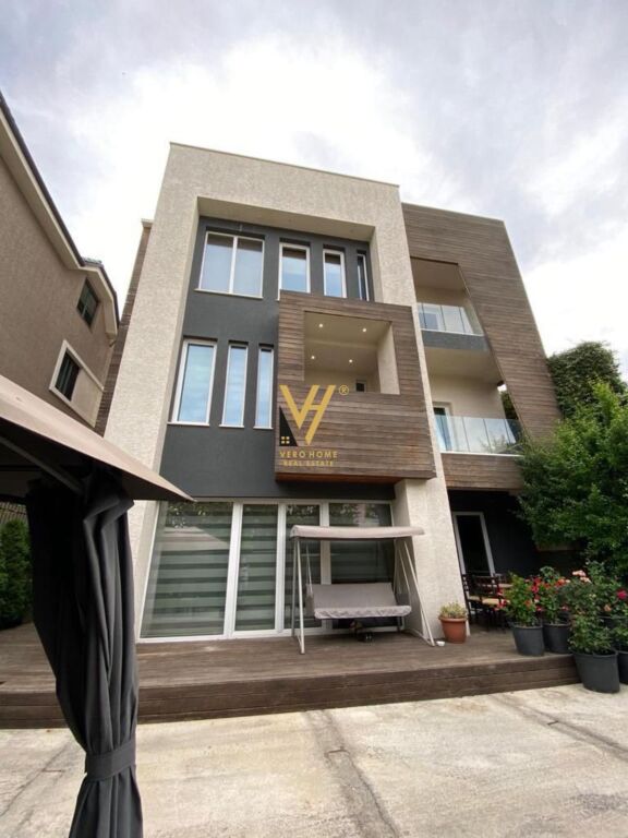 VILLA SU TRE PIANI IN VENDITA IN VIA ELBASAN 850.000 EURO