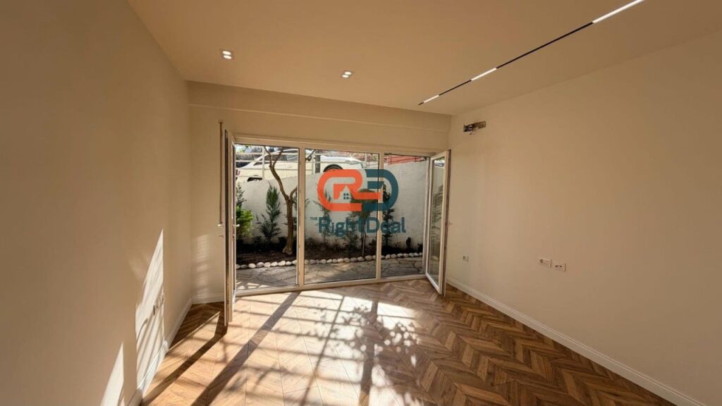 All'Estensione della Residenza Kodra E Diellit 1, Appartamento 1+1 con Cortile in Vendita !