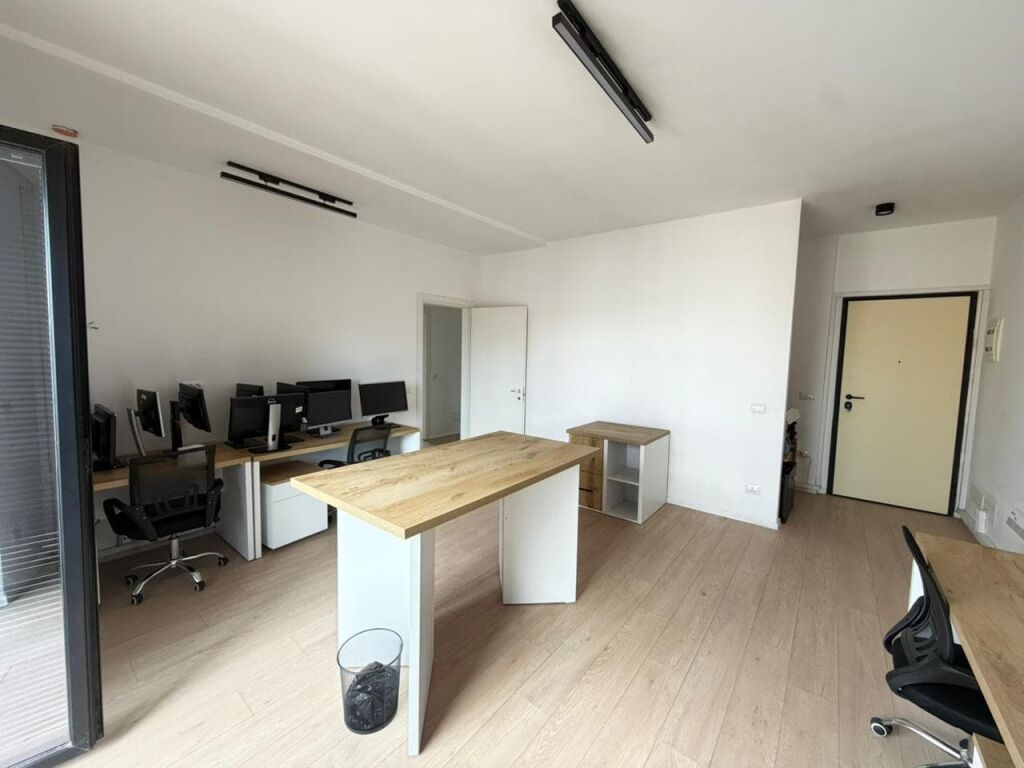Zyre Me Qera 2+1 tek Kompleksi Garden Building (ID BZ2955) Tirane
