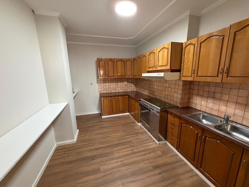 Business premises for rent, 178 m², €1,800 in a great location, Willson Square