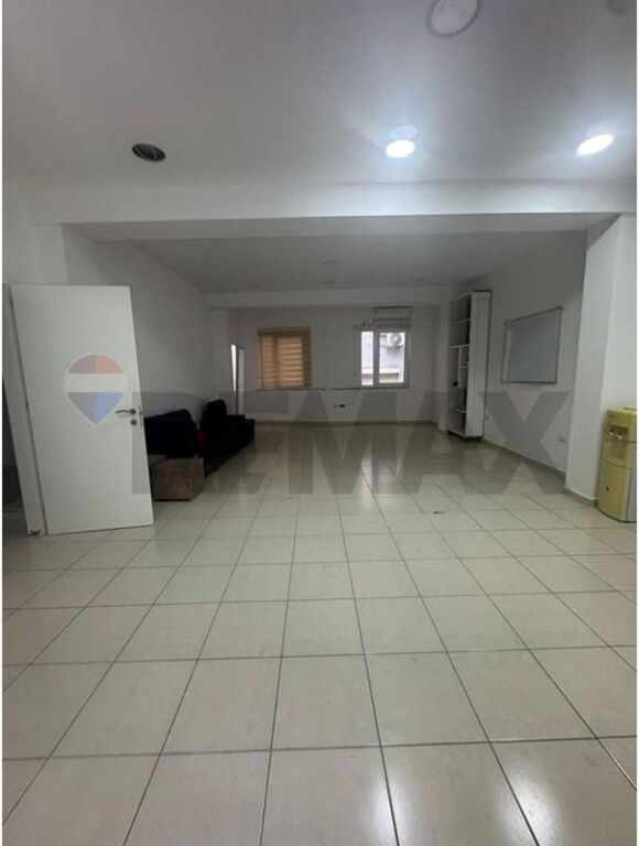 RR. E KAVAJES, WE RENT OFFICE SPACE