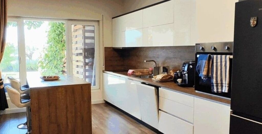 🏡 Villa for sale by Lake Farka – ideal investment and living opportunity In a small and quiet residence near Lake Farka, a unique villa is offered for sale with a wonderful view of the lake, private yard, and high construction standards.