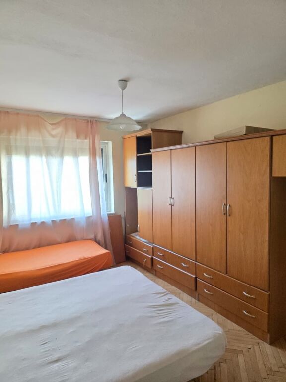 Jepet me Qera Apartament 1+1 me Ballkon në Qendër të Tiranës, afër Postës e pershtatshme per 3 persona