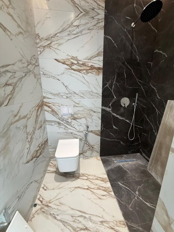Ambient zyre me qera, Rruga e Barrikadave