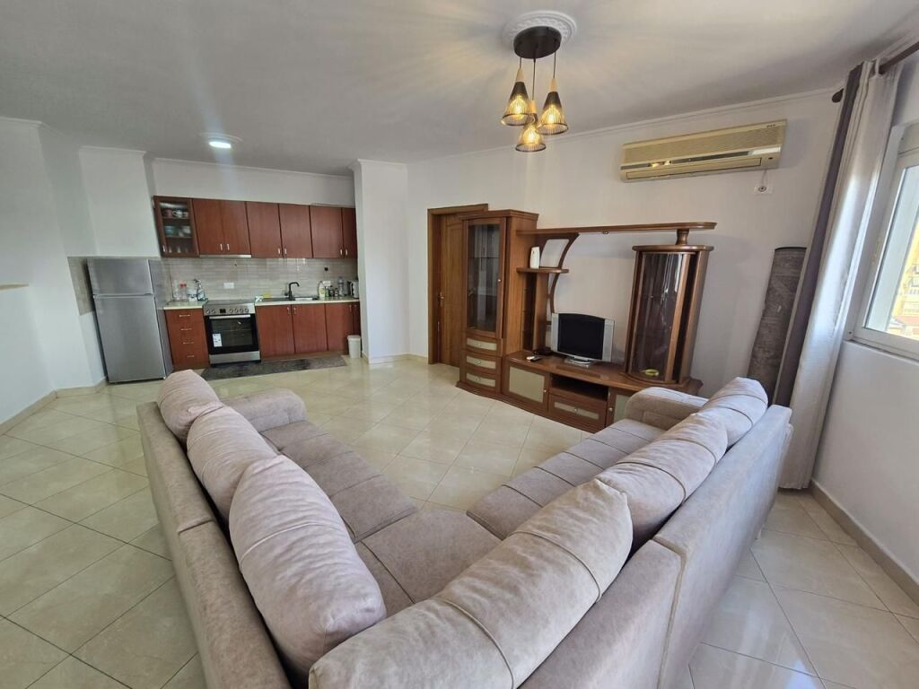 Jepet me qera Apartament 2+1 Qender / Tek Rr. Barrikadave