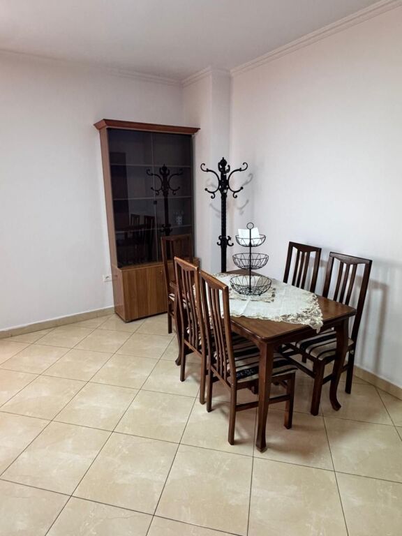 Jepet me qera Apartament 2+1 Qender / Tek Rr. Barrikadave