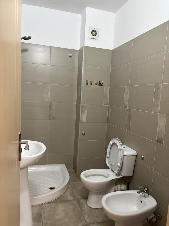 Jepet me qira apartament 1+1 pranë Shkollës “2 Gjelat” – Durrës