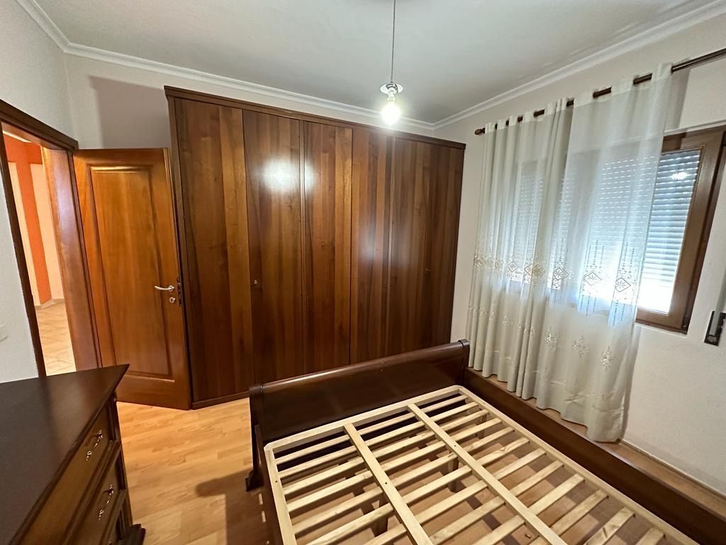 Apartament 2+1 me qera tek Rruga e Kavajes prane Kishes